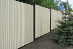 Забор из профлиста двусторонний белого цвета 2,6 м